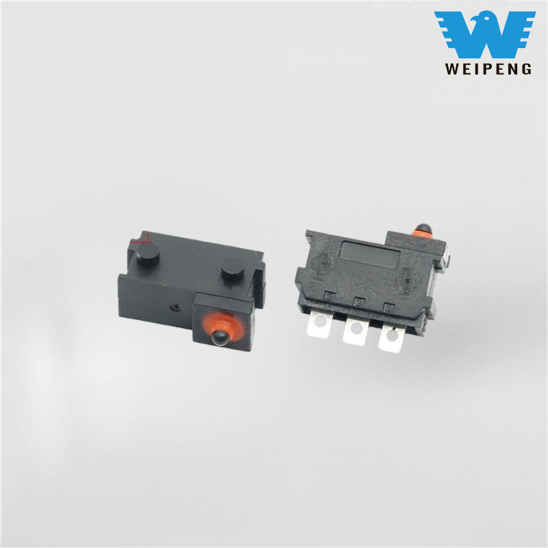 Замок двери автомобиля и микропереключатель капота